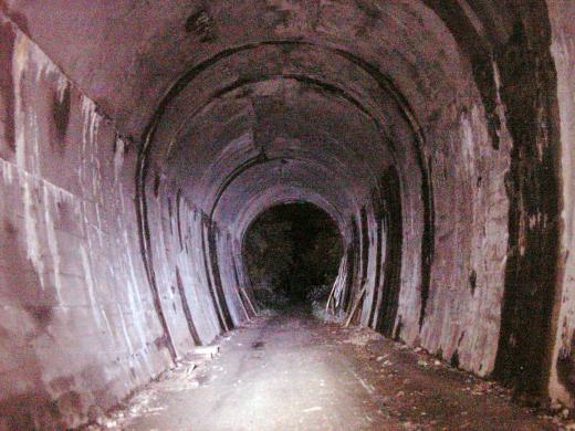 トンネル 事故 青山